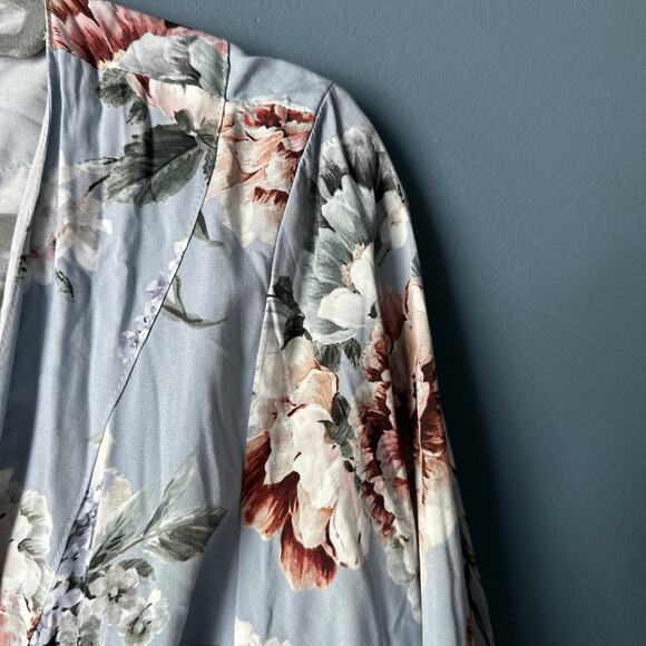 Plum Pretty sugar blue floral robe - Picture 2 of 3